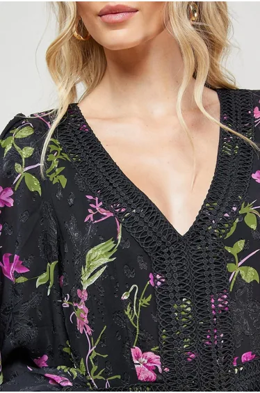 فستان ميدي بحواف دانتيل بطبعة