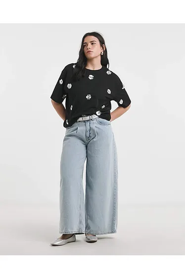 بلوزة مزينة بأزهار