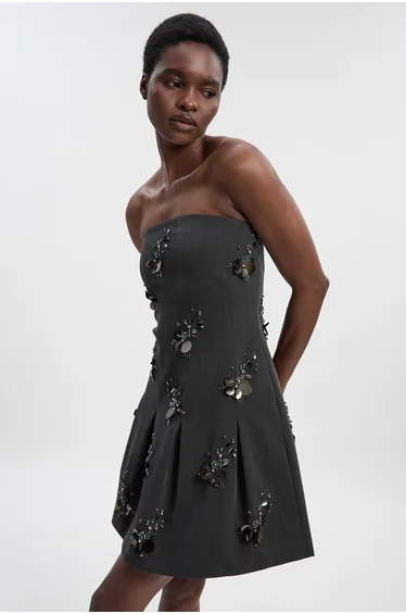 فستان قصير بأكتاف مكشوفة مزين بأحجار كريستال و الترتر