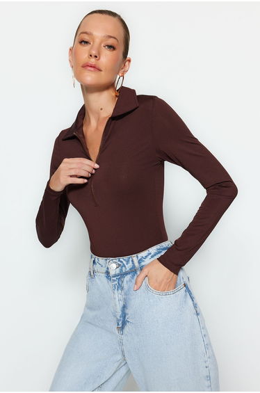 Brown Zipper Collar Detail, Snap Snaps at the Bottom, Flexible Knitted Knit Body .