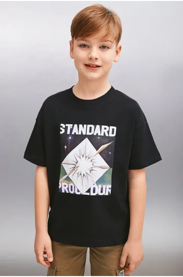 تيشيرت اسود بطبعة جرافيك