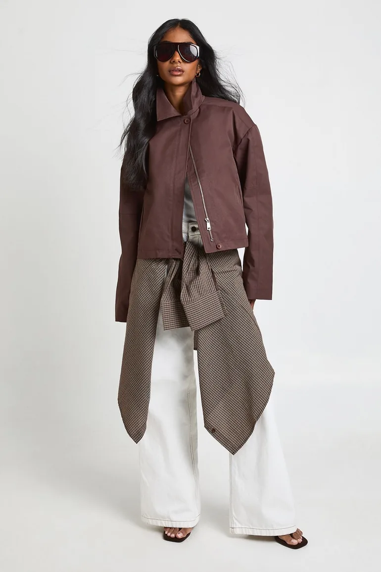 جاكيت قصير واقي من المطر بقصة عريضة - بني