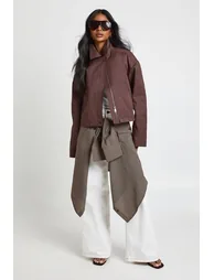 جاكيت قصير واقي من المطر بقصة عريضة - بني