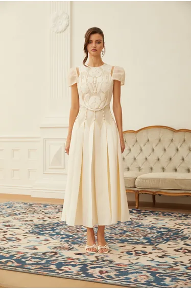 فستان أبيض ميداكسي