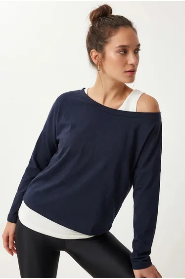 توب كحلي بأكمام طويلة