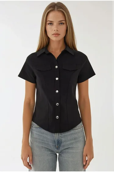 قميص بأكمام قصيرة بأزرار