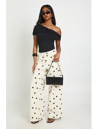 بودي سوت بوهو أسود بأكمام قصيرة