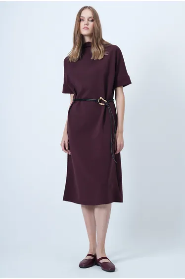 فستان تريند ألاكاتي ستايل تيشيرت أحمر ميدي بقصة مستقيمة