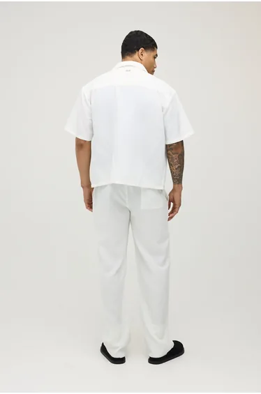 قميص أبيض بأكمام متوسطة الطول