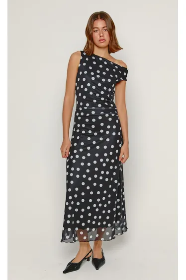 فستان ماكسي ميش بأكتاف منسدلة بطبعة منقطة لون أسود
