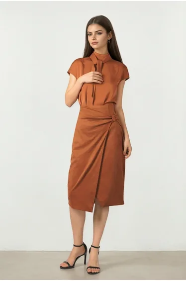 تنورة فيمي9 ميدي برتقالية بقصة مستقيمة