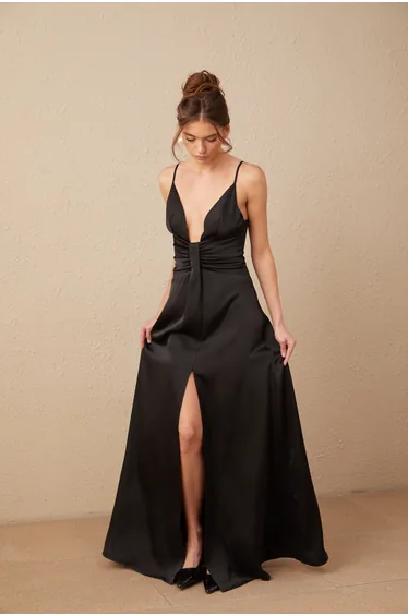 فستان ماكسي ساتان بياقة V بفتحة - أسود