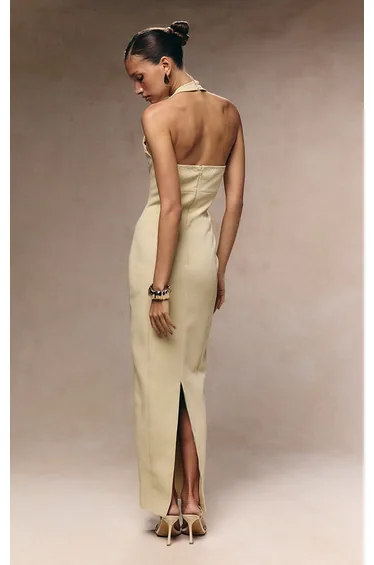 فستان ماكسي بياقة هالتر بأزرار لون بيج