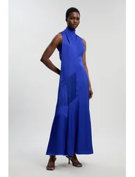 فستان ماكسي ساتان بثنيات بياقة منسدلة بلا أكمام