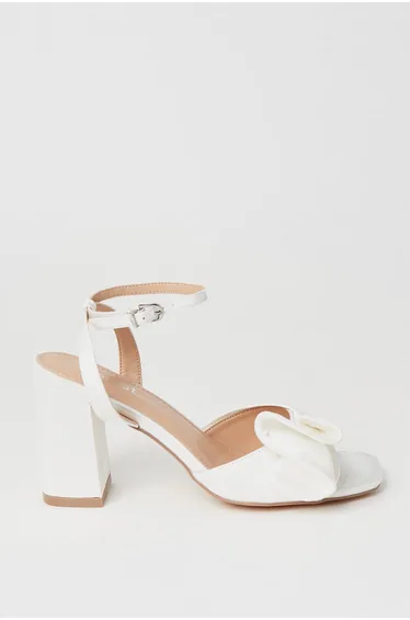 صندل كعب عالي أبيض