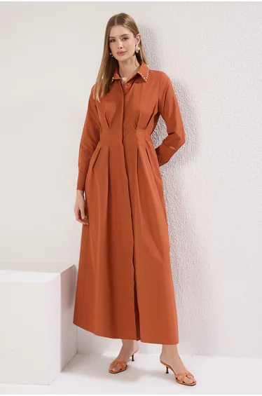 فستان قميص مزين باللؤلؤ لون بني