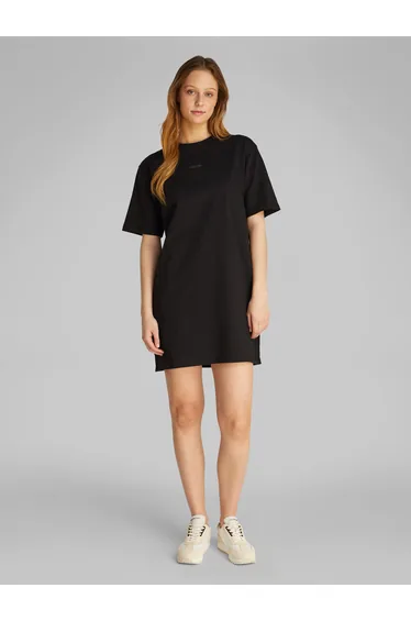 فستان كالفن كلاين تيشيرت أسود قصير بقصة مستقيمة