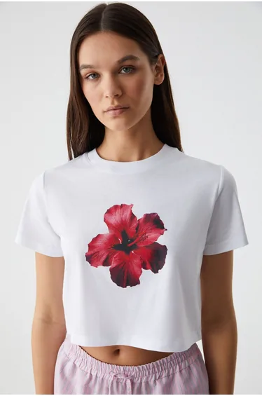 Ambessa Women's Crew Neck Oversize White T-Shirt