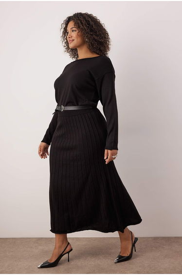 Black a-line boat neck maxi knitwear belted long dress product thumbnail 2