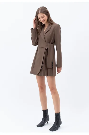 فستان شيك ويش بليزر بني قصير بقصة مستقيمة بأكمام طويلة