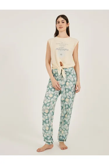 بيجامة متعدد الألوان بطبعة