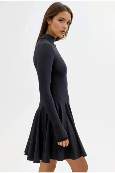 فستان أسود قصير على شكل حرف A بأكمام طويلة