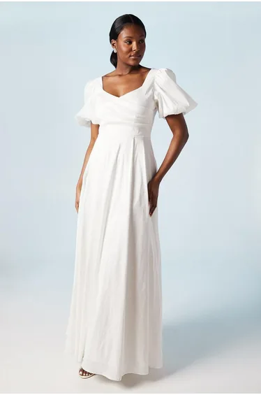 فستان زفاف بصدر بتصميم لف بأكمام منفوخة بحافة واسعة