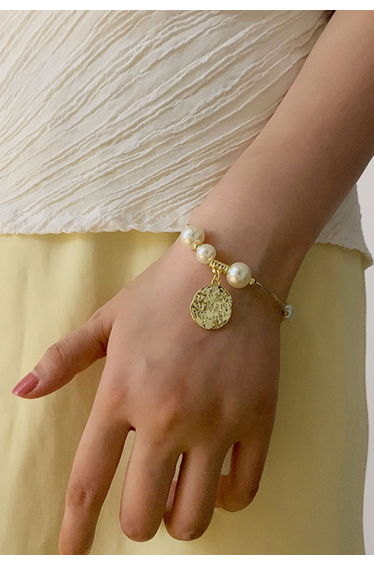 Head Embossed Pearl Gold Bracelet