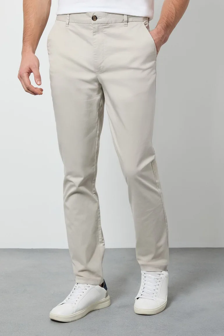 بنطلون تشينو بقصة ضيقة لون كريمي - 1