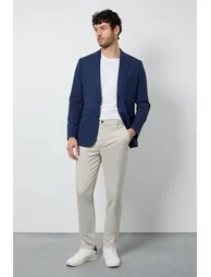 بنطلون تشينو بقصة ضيقة لون كريمي