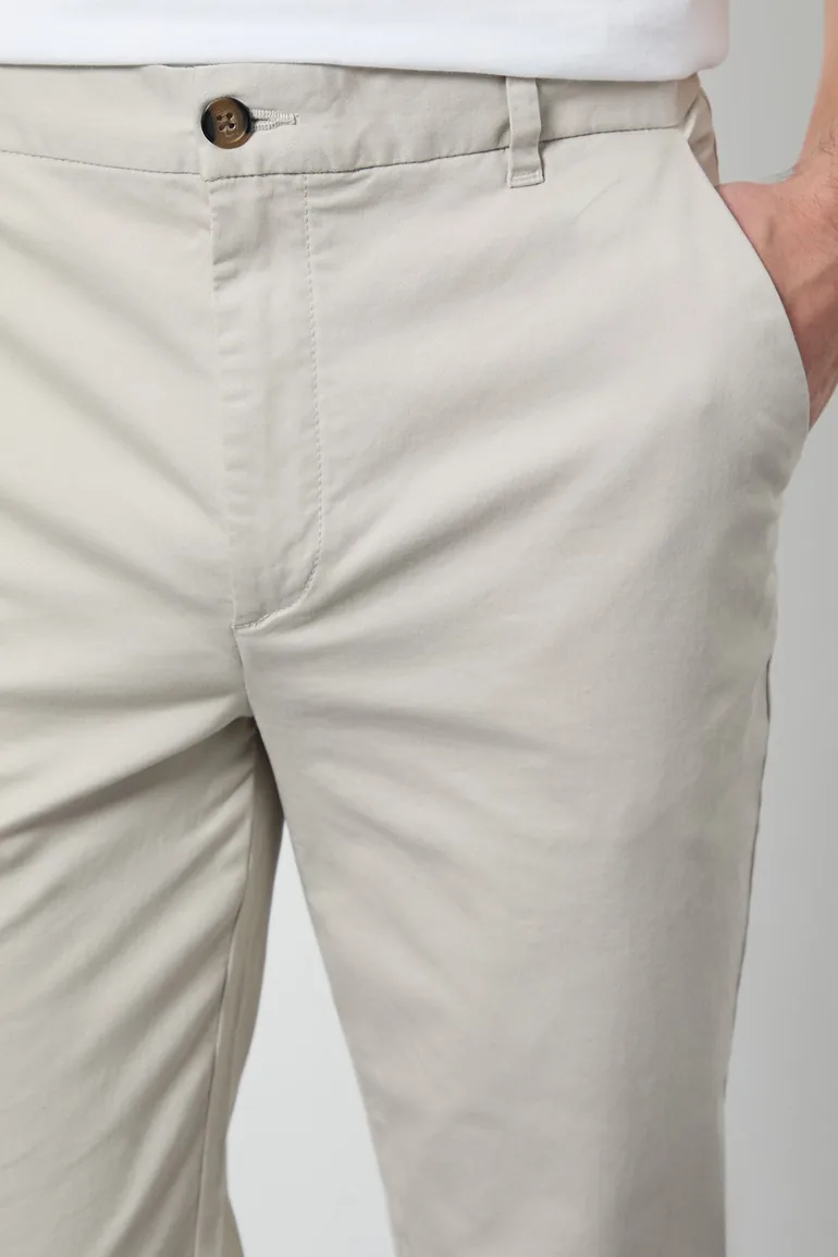 بنطلون تشينو بقصة ضيقة لون كريمي - 3