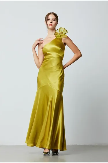 فستان ستان أخضر ماكسي على شكل حرف A بكتف واحد