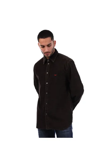 قميص بني بأكمام طويلة