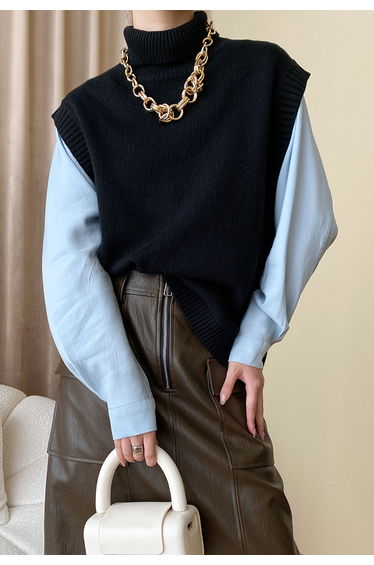 Solid Turtleneck Knit Vest in Black
