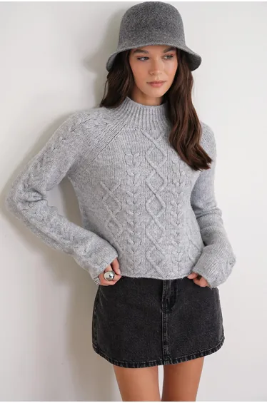 سويتر محبوك بياقة تيرتيل مضلع