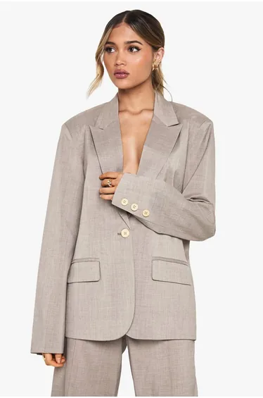 بليزر بتصميم واسع بياقة عميقة بصف أزرار لون كريمي