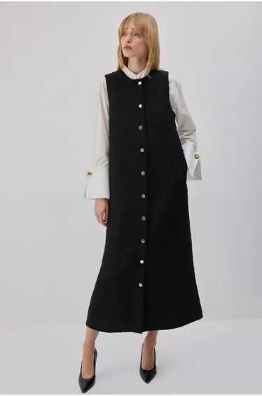 فستان أسود ماكسي بقصة مستقيمة