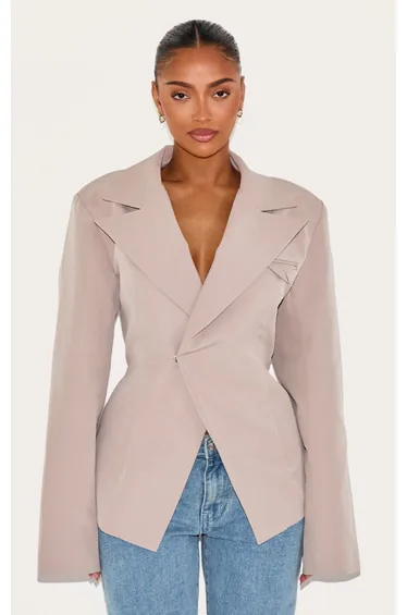 بليزر بخصر قابل للتعديل بتصميم متقاطع - للمقاسات الممتلئة