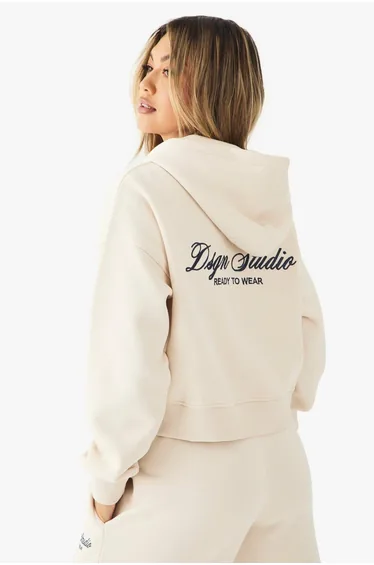 هودي بشعار مطرز بسحاب