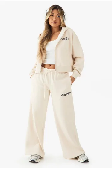 هودي بشعار مطرز بسحاب