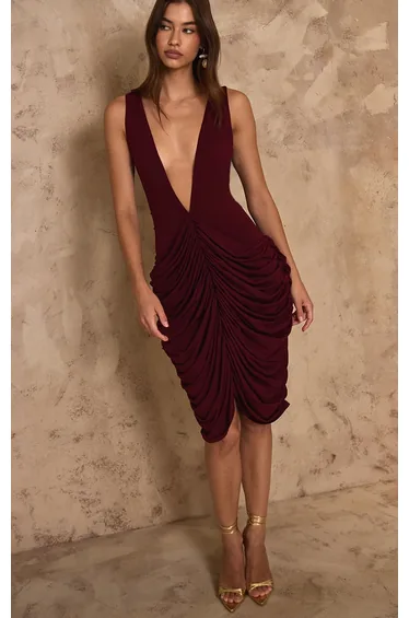 فستان ميدي بثنيات بياقة عميقة