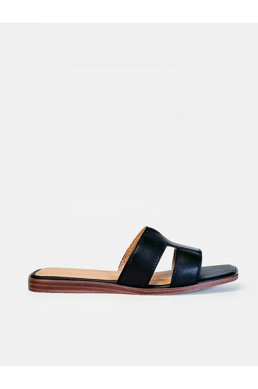 Dory Black Flat Sandals