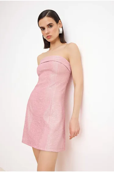 فستان زهري قصير بقصة مستقيمة بلا أكتاف