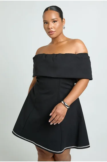 فستان بأكتاف مكشوفة بأحجار لامعة لون أسود - للمقاسات الكبيرة