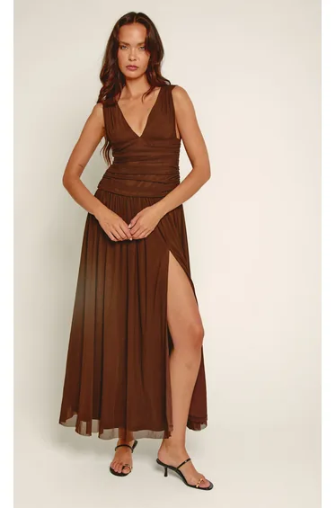 فستان ماكسي بياقة عميقة بفتحة جانبية - بني