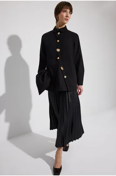 قميص توشيه بريفيه أسود بأكمام طويلة