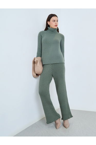 Boxy Regular Length Turtle Neck Sweater