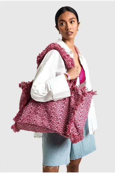 حقيبة بحر بتصميم واسع بحواف غير مدروزة