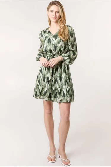 فستان ميتاليك بحزام بياقة V بطبعة متعرجة