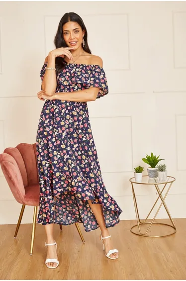 فستان ماكسي بطول متباين بأكتاف مكشوفة بطبعة أزهار